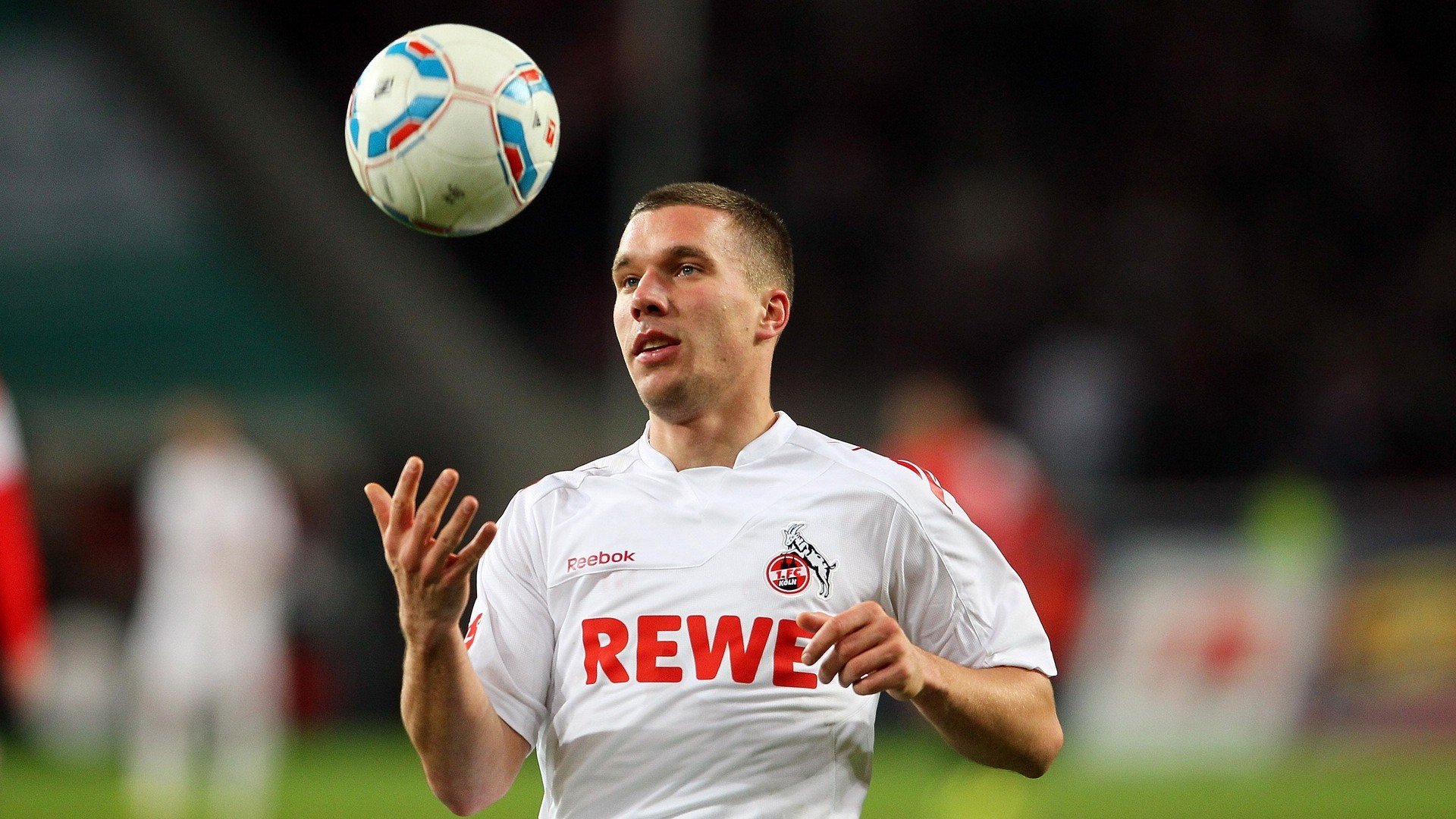 开云下载-“极速追逐：瞬间超车让全场沸腾”，极速追赶